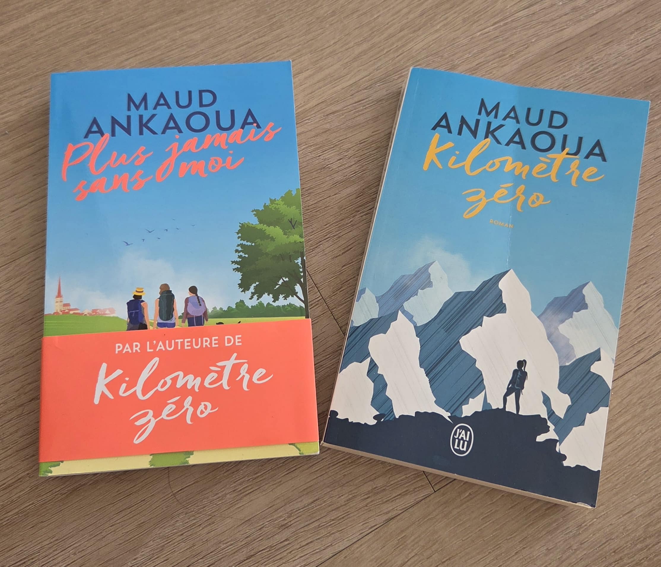 Romans de Maud Ankaoua, Plus jamais sans moi et Kilomètre zéro, sur un sol en bois. Développement personnel.